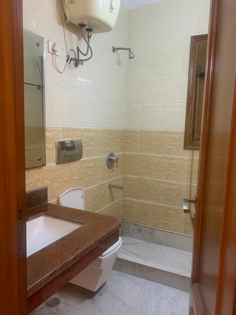 Bathroom, nehru enclave 3 Bedroom 1850 Sq.Ft. Builder Floor In Nehru Enclave Delhi 9474455