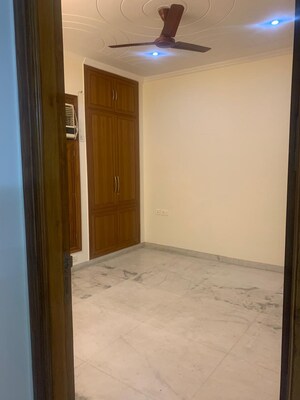 Room in 3 BHK Builder Floor at Nehru Enclave – for Rent