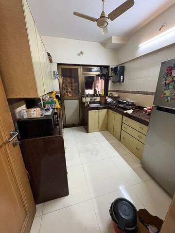 Team Area in 2 BHK Apartment at Khar West – for Rent