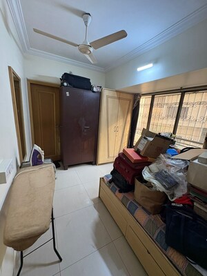 Team Area in 2 BHK Apartment at Khar West – for Rent