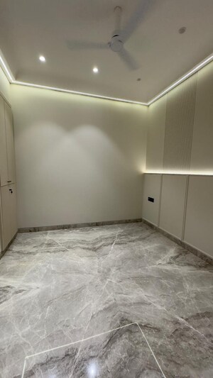 Room in 4 BHK Builder Floor at Safdarjung Enclave – for Sale