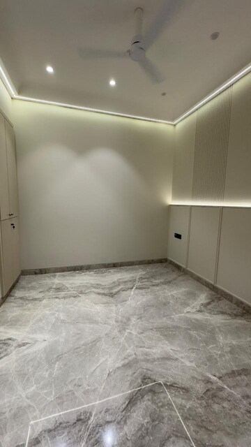 Room in 4 BHK Builder Floor at Safdarjung Enclave – for Sale