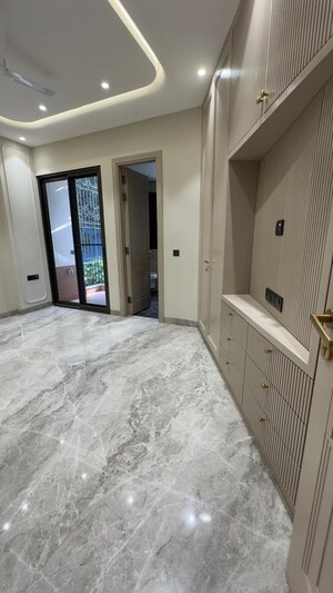 Room in 4 BHK Builder Floor at Safdarjung Enclave – for Sale