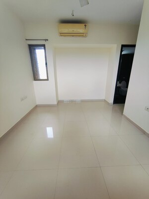 Room in 2 BHK Apartment at Hiranandani Estate Queens, Ghodbunder Road – for Rent