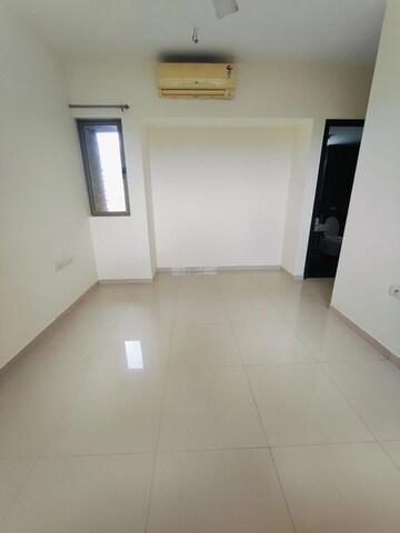 Room in 2 BHK Apartment at Hiranandani Estate Queens, Ghodbunder Road – for Rent