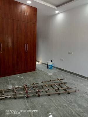 Room in 4 BHK Apartment at Vasant Kunj – for Rent