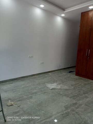 Room in 4 BHK Apartment at Vasant Kunj – for Rent