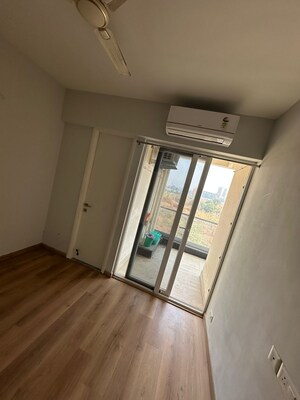 Room in 3.5 BHK Apartment at Signature Global City 92, Sector 92 – for Rent