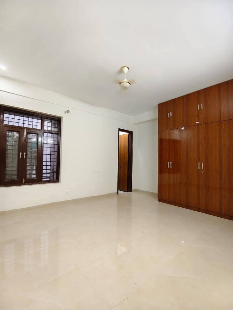 Room, sector 2 Commercial Office Space 2800 Sq.Ft. In Sector 2 Noida 9474936