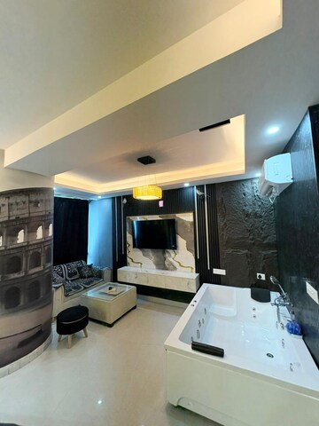 Team Area in Studio Apartment at Sector 4 Greater Noida – for Rent