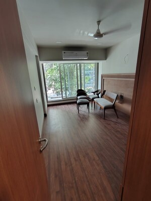 Room in 3 BHK Apartment at Silver Apartments Prabhadevi, Prabhadevi – for Rent