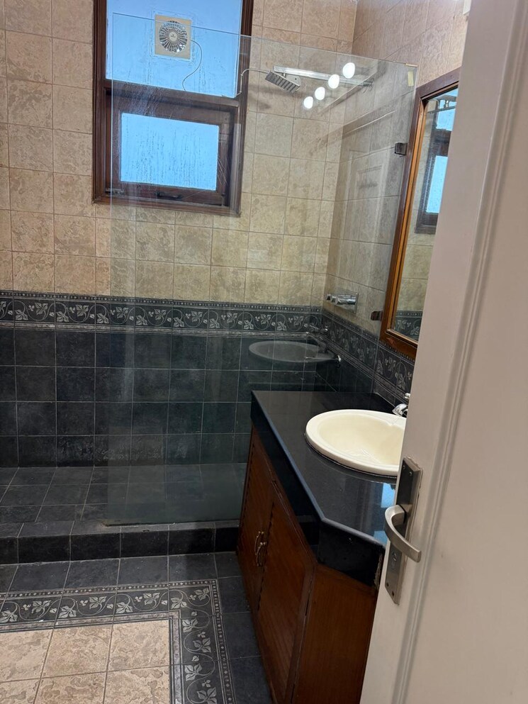 Bathroom, greater kailash ii 4 Bedroom 600 Sq.Yd. Builder Floor In Greater Kailash ii Delhi 9475146