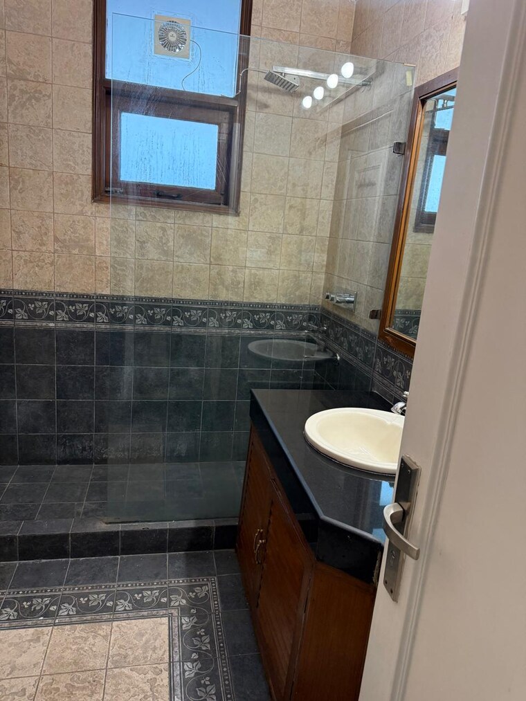 Bathroom, greater kailash ii 4 Bedroom 600 Sq.Yd. Builder Floor In Greater Kailash ii Delhi 9475146