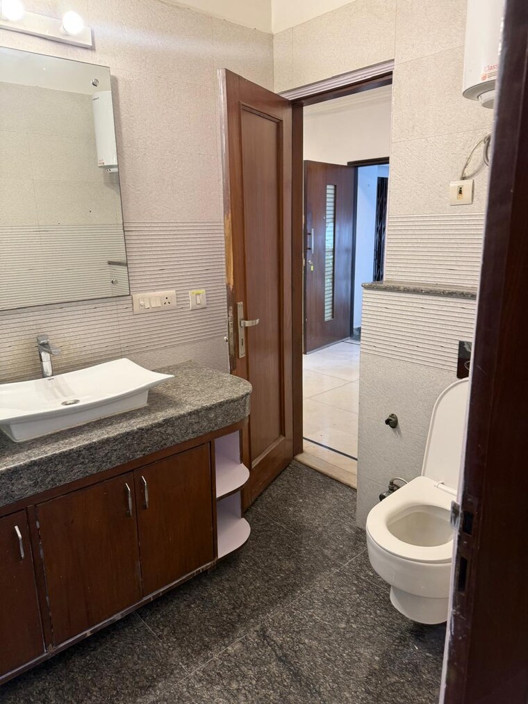 Bathroom, greater kailash ii 4 Bedroom 600 Sq.Yd. Builder Floor In Greater Kailash ii Delhi 9475146