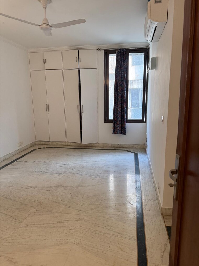 Room, greater kailash ii 4 Bedroom 600 Sq.Yd. Builder Floor In Greater Kailash ii Delhi 9475146