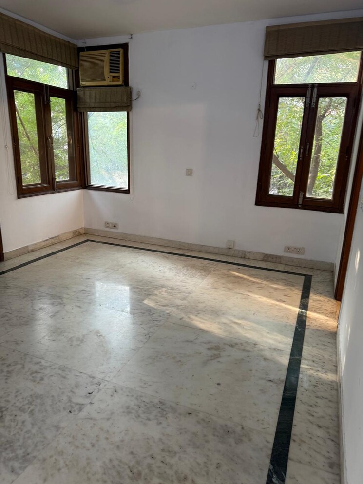 Room, greater kailash ii 4 Bedroom 600 Sq.Yd. Builder Floor In Greater Kailash ii Delhi 9475146