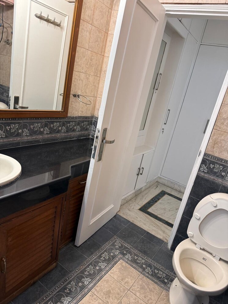 Bathroom, greater kailash ii 4 Bedroom 600 Sq.Yd. Builder Floor In Greater Kailash ii Delhi 9475146