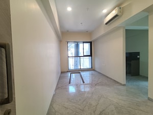 Room in 5 BHK Apartment at Marine Lines – for Sale