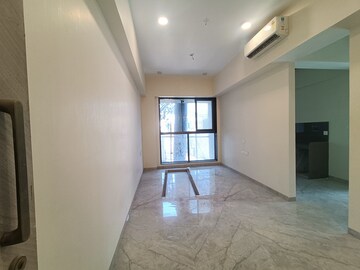 Room in 5 BHK Apartment at Marine Lines – for Sale