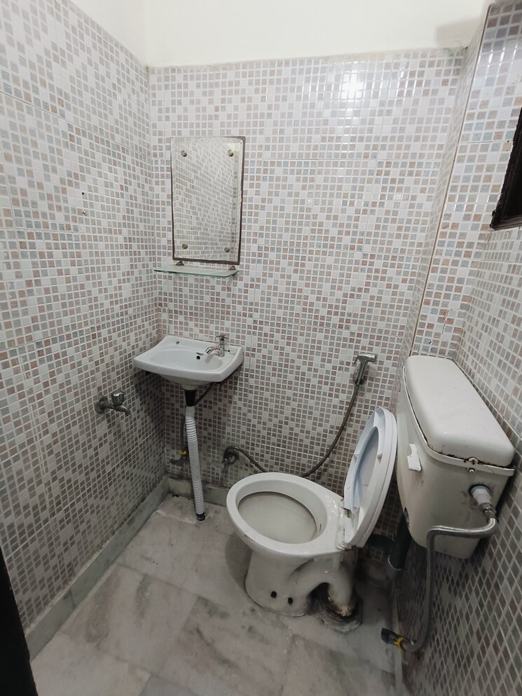 Bathroom, malviya nagar 2 Bedroom 1010 Sq.Ft. Builder Floor In Malviya Nagar Delhi 9475137