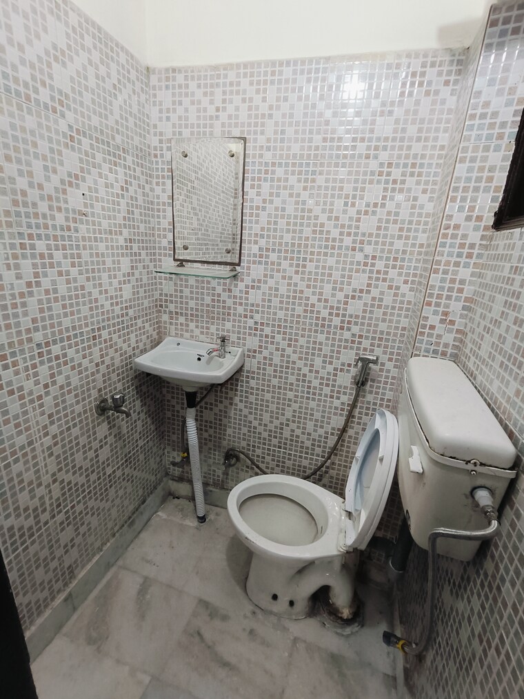 Bathroom, malviya nagar 2 Bedroom 1010 Sq.Ft. Builder Floor In Malviya Nagar Delhi 9475137