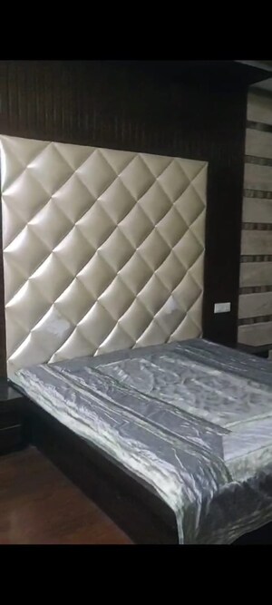 Room in 3 BHK Builder Floor at Sector 7 – for Rent