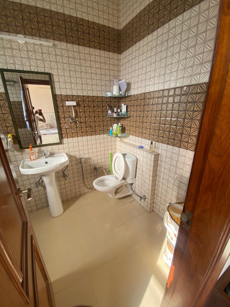 Bathroom, sector 7 3 Bedroom 5000 Sq.Ft. Builder Floor In Sector 7 Panchkula 9475143