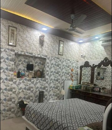 Master Bedroom in 2 BHK Apartment at Hazratganj – for Rent