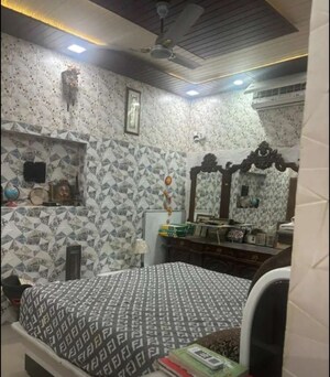 Bedroom in 2 BHK Apartment at Hazratganj – for Rent