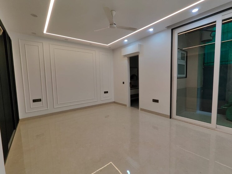 Room, greater kailash ii 3 Bedroom 250 Sq.Yd. Builder Floor In Greater Kailash ii Delhi 9475568