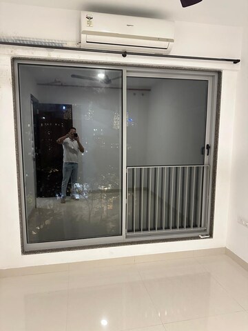 Room in 2 BHK Apartment at Sunteck City Avenue 4, Goregaon West – for Rent