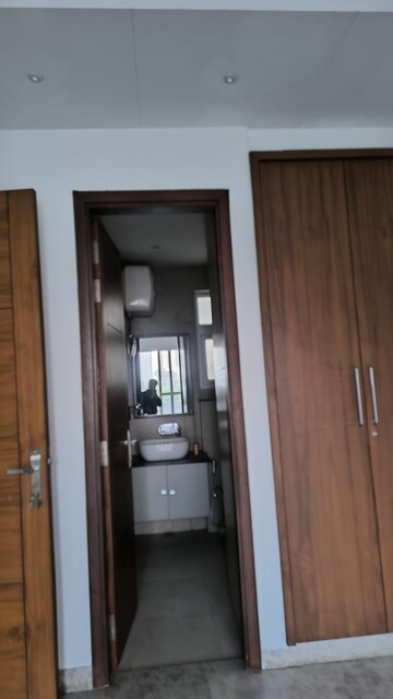 Furnished Amenities in 3 BHK Builder Floor at DLF The Icon, Dlf Phase V – for Rent