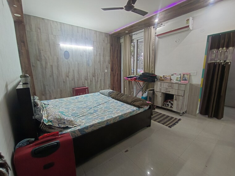 Bedroom, tulip-purple 1 Bedroom 450 Sq.Ft. Apartment In Sector 69 Gurgaon 9475684