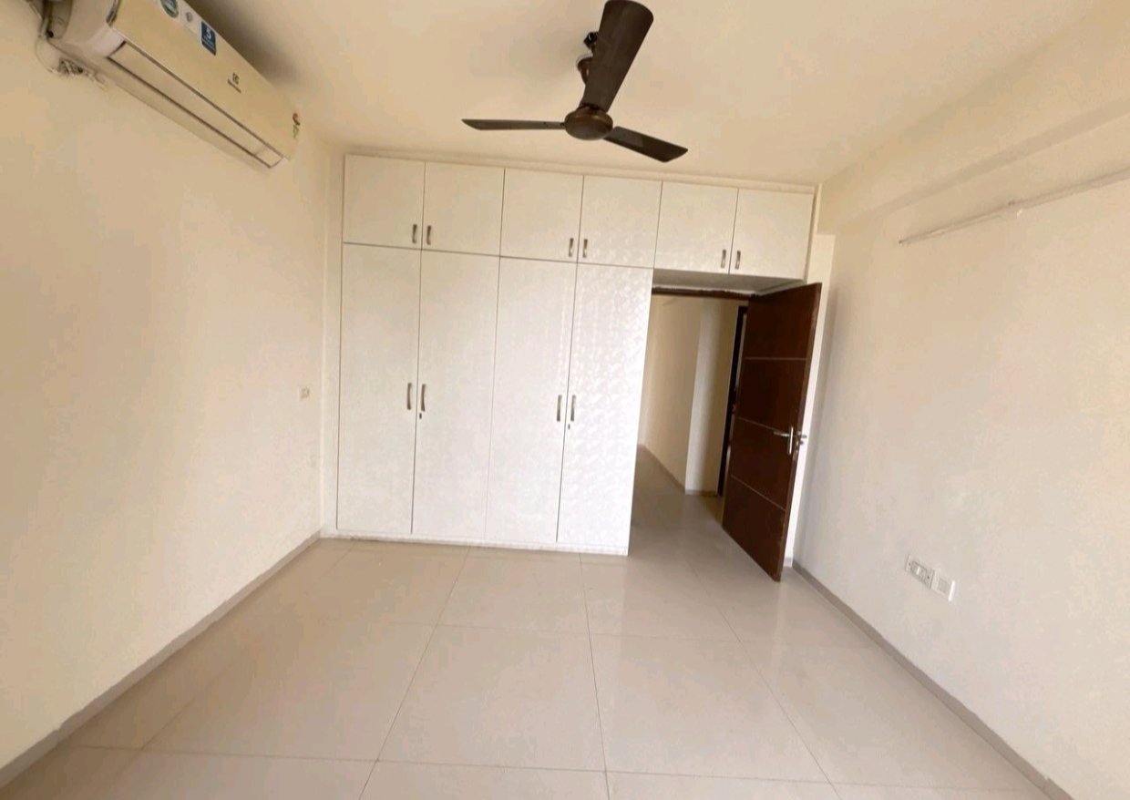 4 BHK 2010 Sq.Ft. Apartment in Tulip Violet