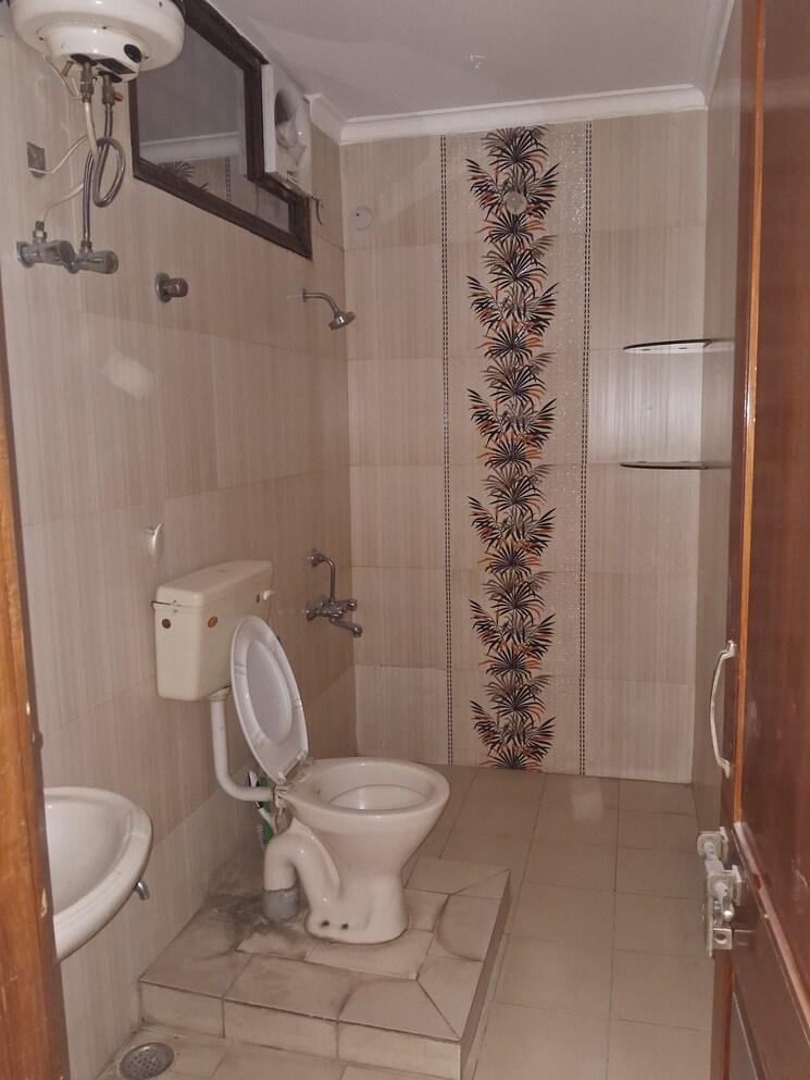 Bathroom, sector 47 3.5 Bedroom 2000 Sq.Ft. Builder Floor In Sector 47 Gurgaon 9476207