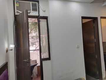 Furnished Amenities in 1 RK Builder Floor at Queens Plaza, Sector 43 – for Rent