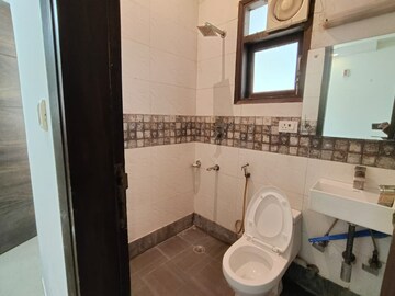 Bathroom in 1 RK Builder Floor at Queens Plaza, Sector 43 – for Rent