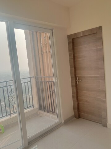 Room in 2 BHK Apartment at Signature Global Prime, Sector 63a – for Rent