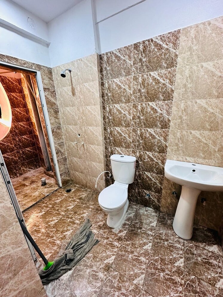 Attached Bathroom, upavp-ganga-yamuna-and-hindon-enclave 5 Bedroom 2200 Sq.Ft. Apartment In Pratap Vihar Ghaziabad 9476743