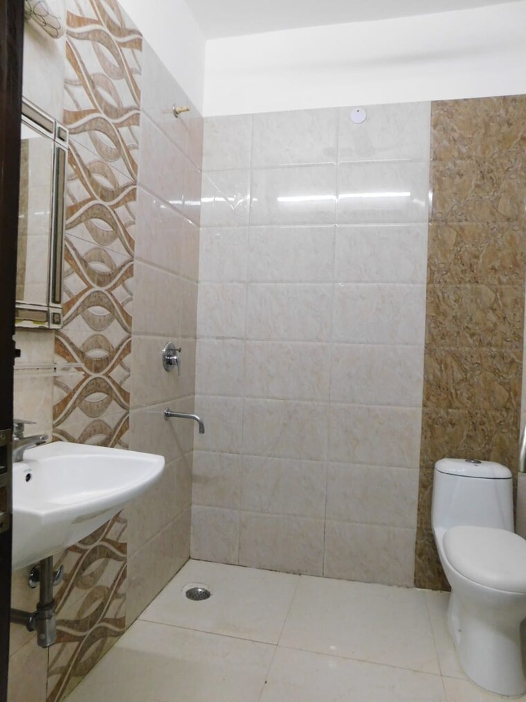 Bathroom, omaxe-park-plaza 3 Bedroom 1220 Sq.Ft. Builder Floor In Shakti Khand 2 Ghaziabad 9476756