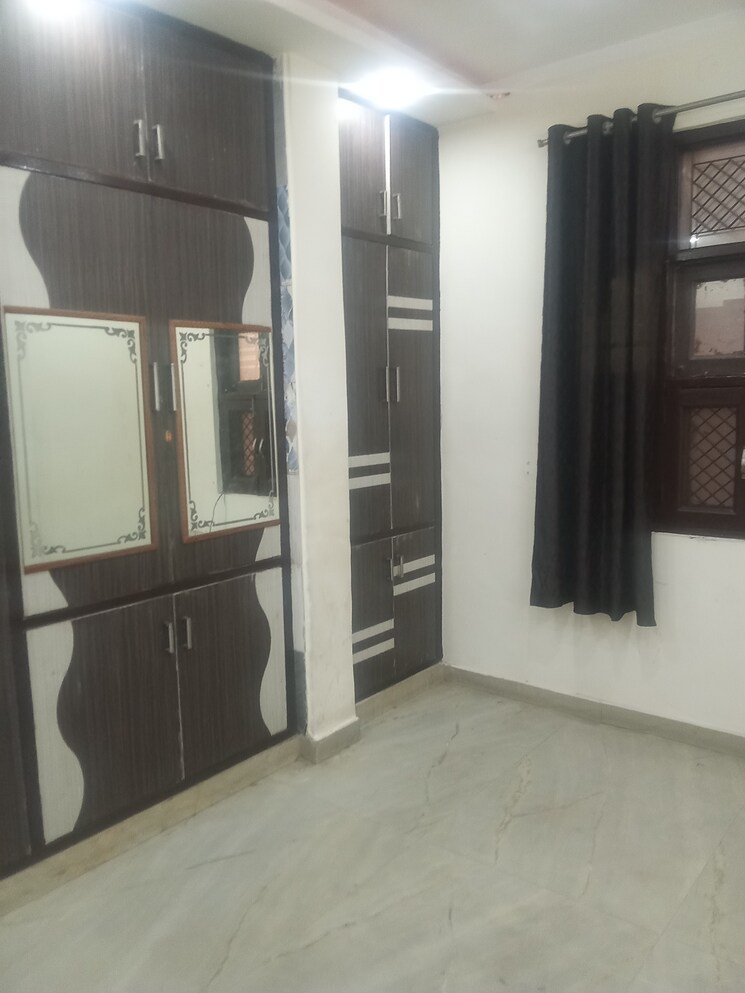 Room, rohini sector 23 2 Bedroom 600 Sq.Ft. Builder Floor In Rohini Sector 23 Delhi 9476851