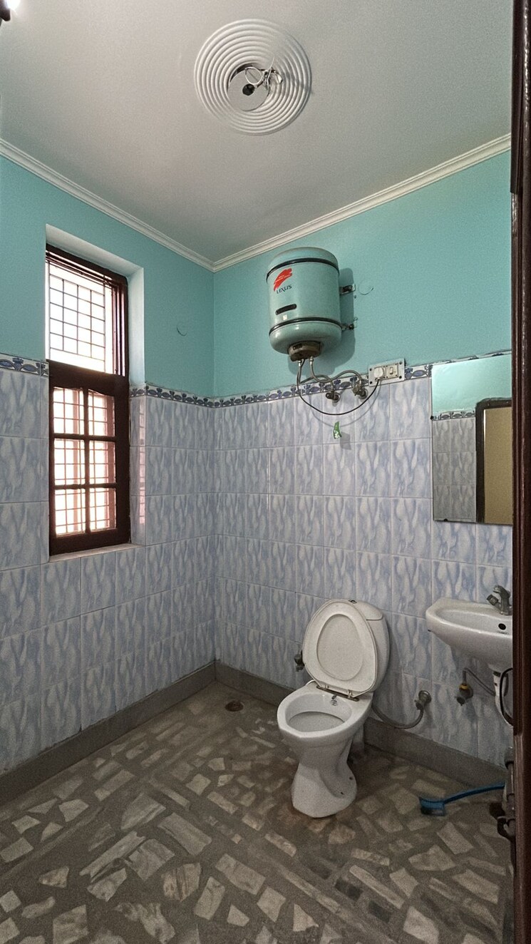 Bathroom, sector 23 3 Bedroom 2400 Sq.Ft. Builder Floor In Sector 23 Gurgaon 9476946