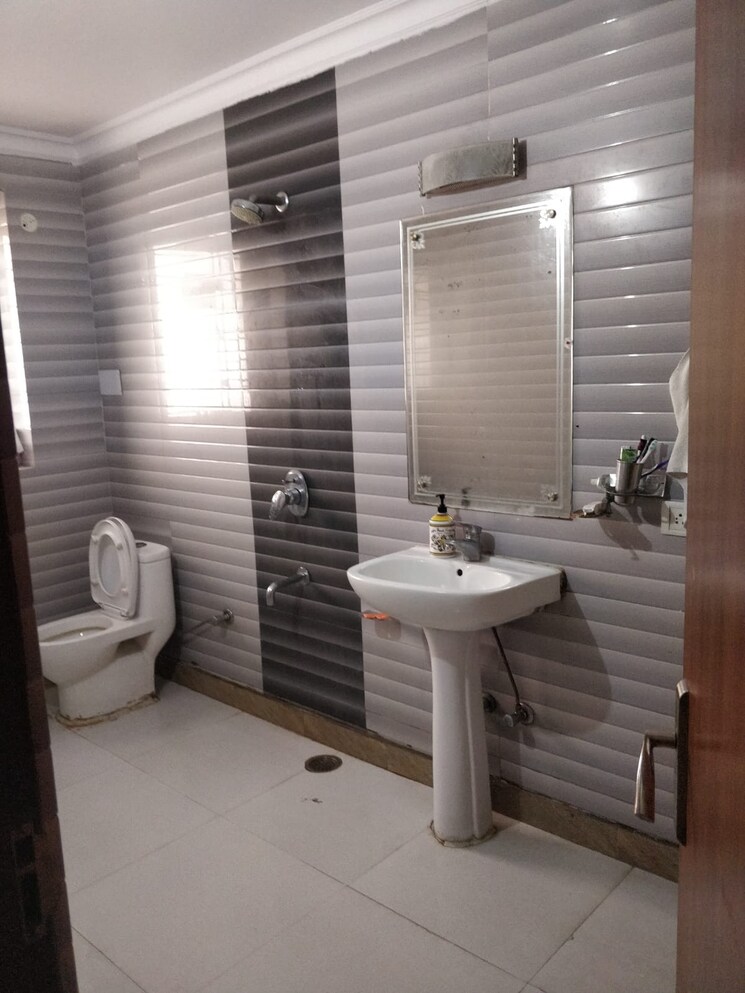 Bathroom, sector 23 3 Bedroom 2475 Sq.Ft. Builder Floor In Sector 23 Gurgaon 9477103