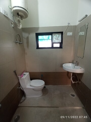 Bathroom in 1 BHK Builder Floor at Sector 21 – for Rent