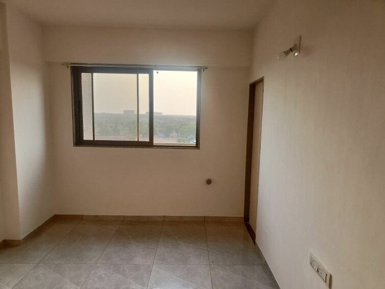 Room, sg highway 3 Bedroom 1755 Sq.Ft. Apartment In Sg Highway Ahmedabad 9477401