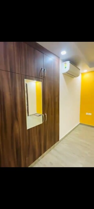 Room in 3.5 BHK Apartment at Gomti Nagar – for Rent