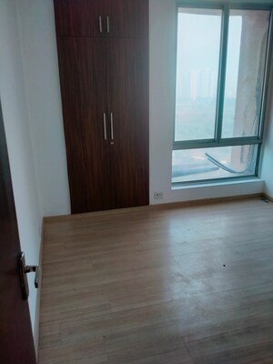 Room in 2 BHK Apartment at Pioneer Park Phase 1, Sector 61 – for Rent