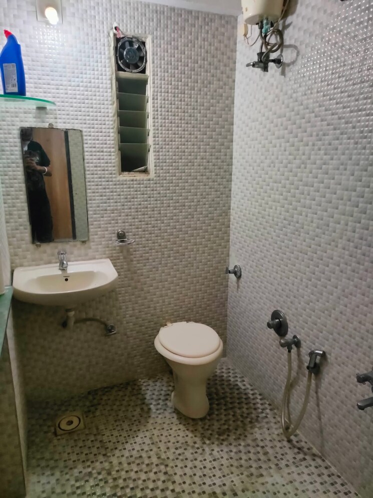 Bathroom, thaltej 3 Bedroom 1700 Sq.Ft. Apartment In Thaltej Ahmedabad 9477642