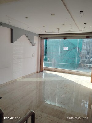  Showroom For Rent in Raja Park