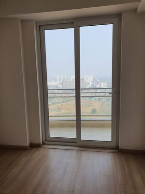 Room in 3 BHK Apartment at DLF The Primus, Sector 82a – for Sale